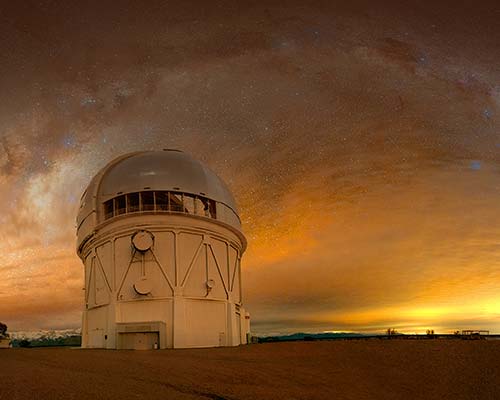 El telescopio Blanco en el Observatorio Interamericano Cerro Tololo es un observatorio astronómico